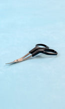 Load image into Gallery viewer, Kai 5&quot; Double Curve Embroidery Scissors
