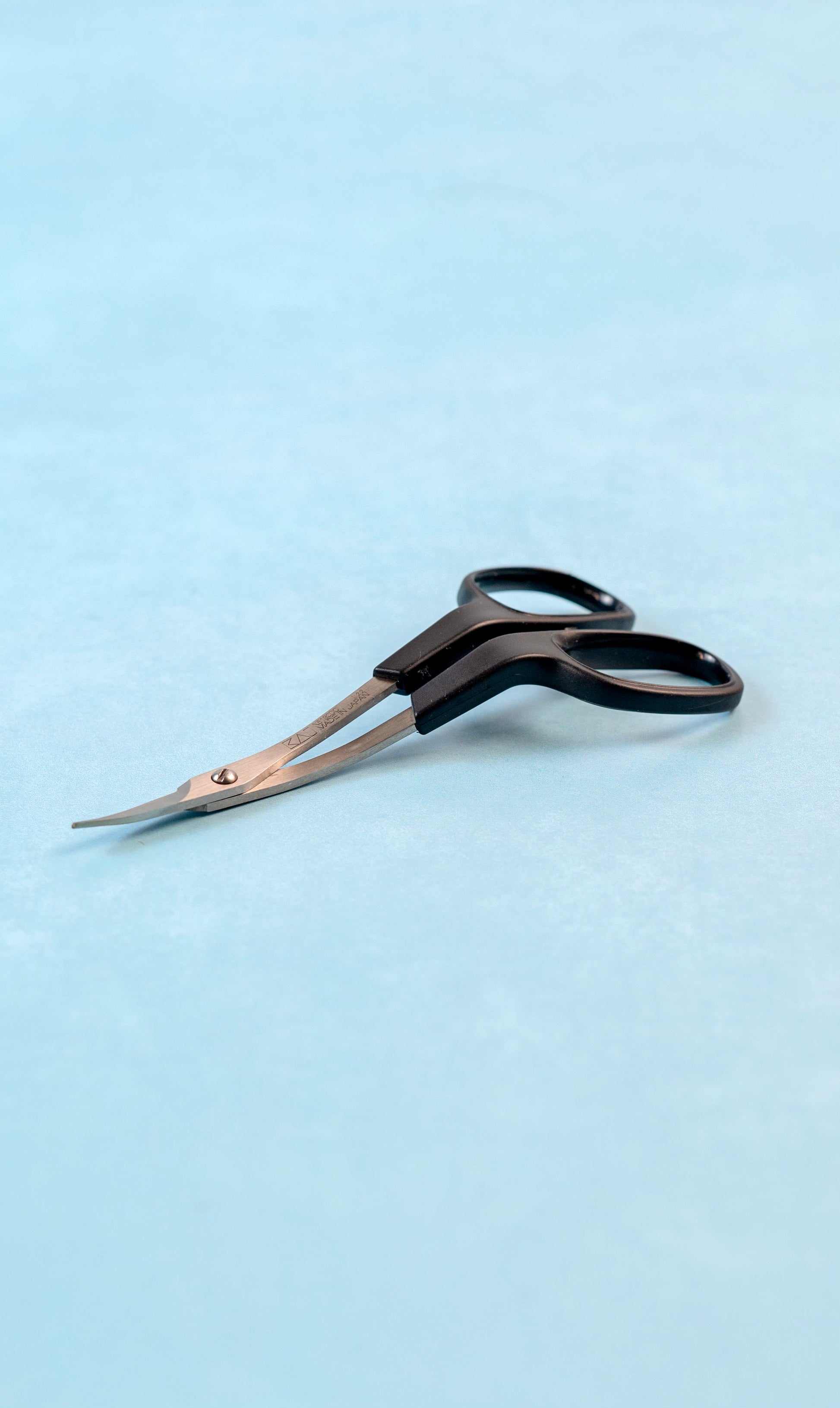 Kai 5" Double Curve Embroidery Scissors