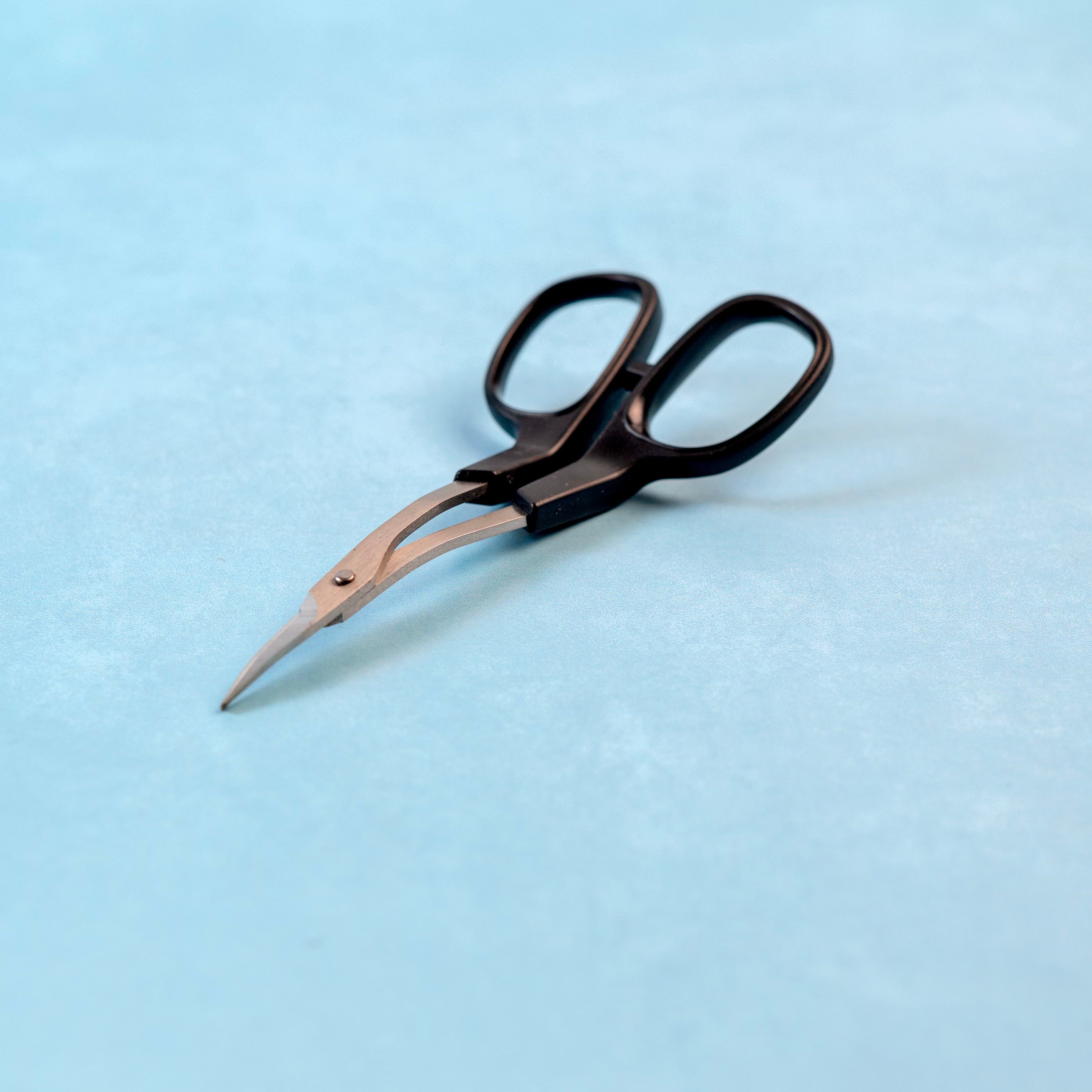 Kai 5" Double Curve Embroidery Scissors