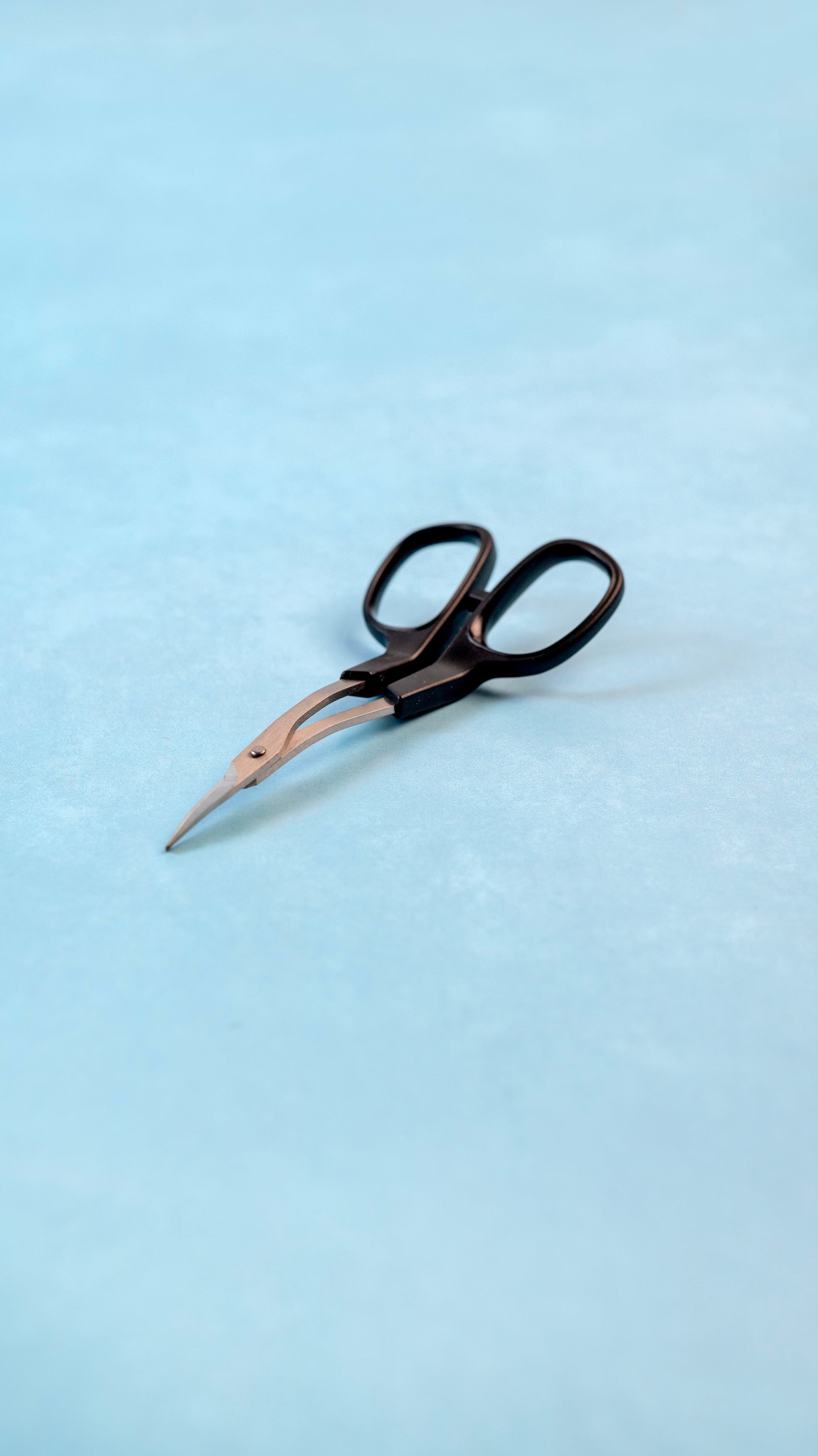 Kai 5" Double Curve Embroidery Scissors