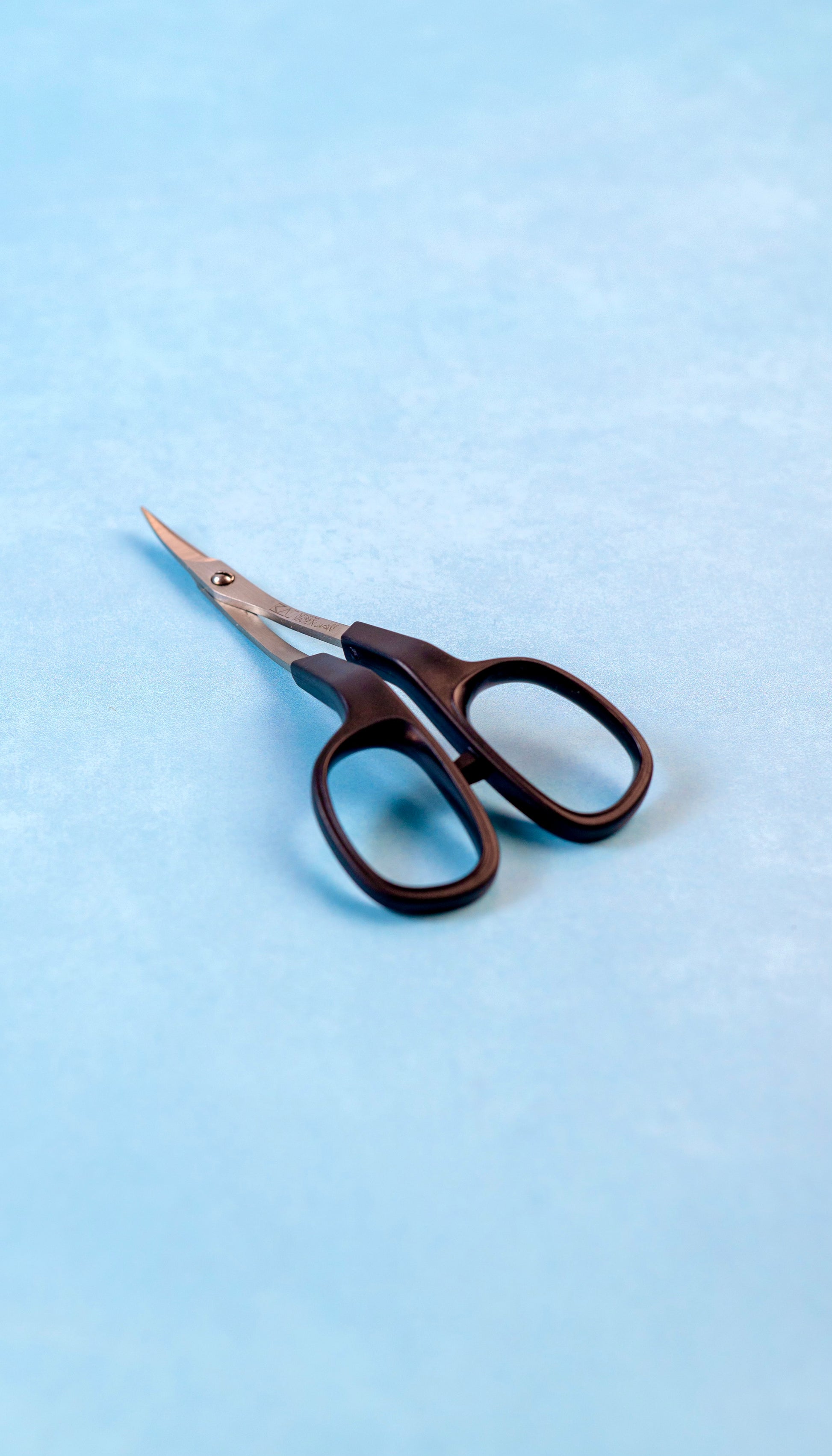 Kai 5" Double Curve Embroidery Scissors