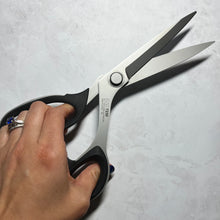 Load image into Gallery viewer, Kai 9” Professional Serrated Shears
